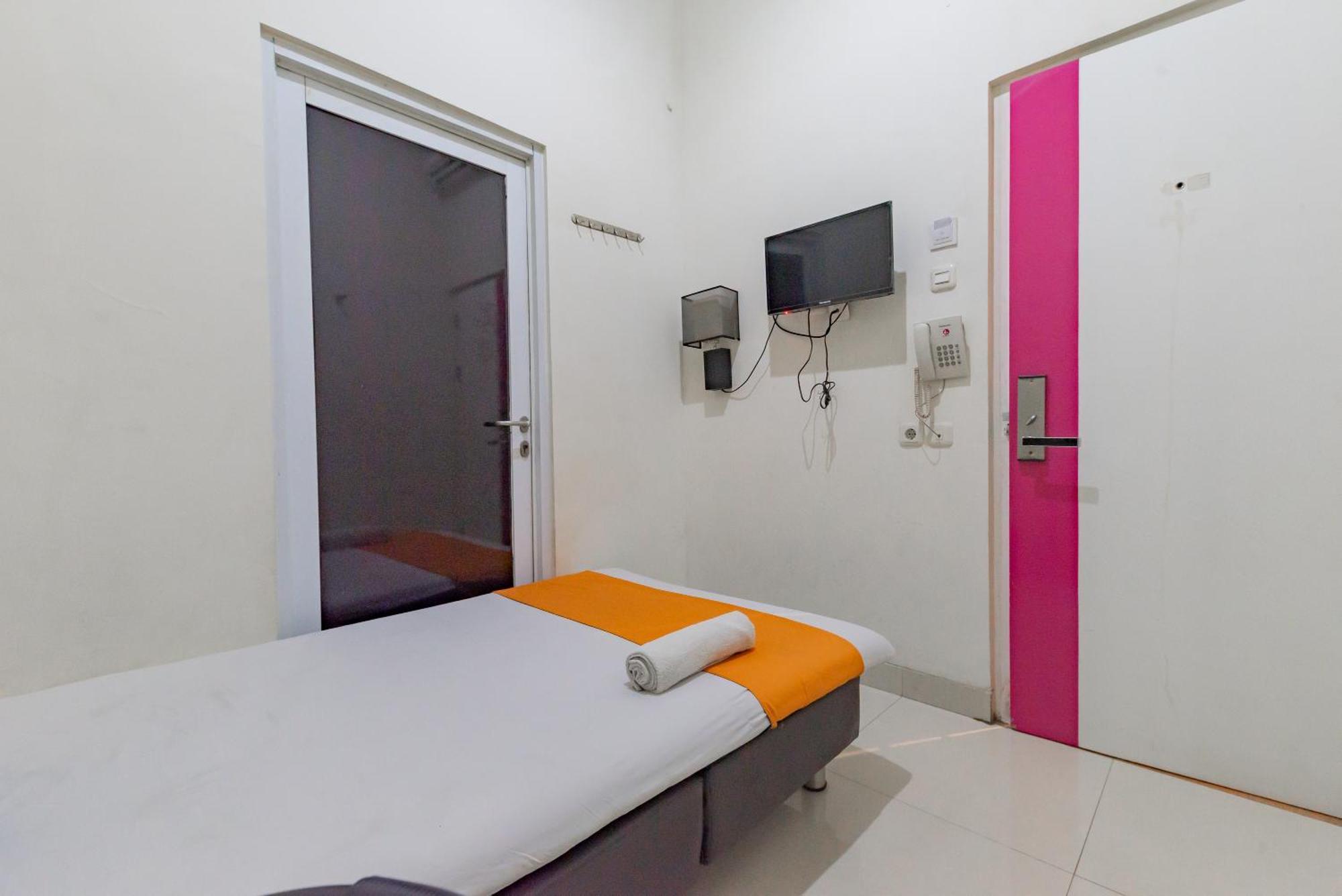Sans Hotel Diemdi Kiaracondoong Bandung Exteriör bild