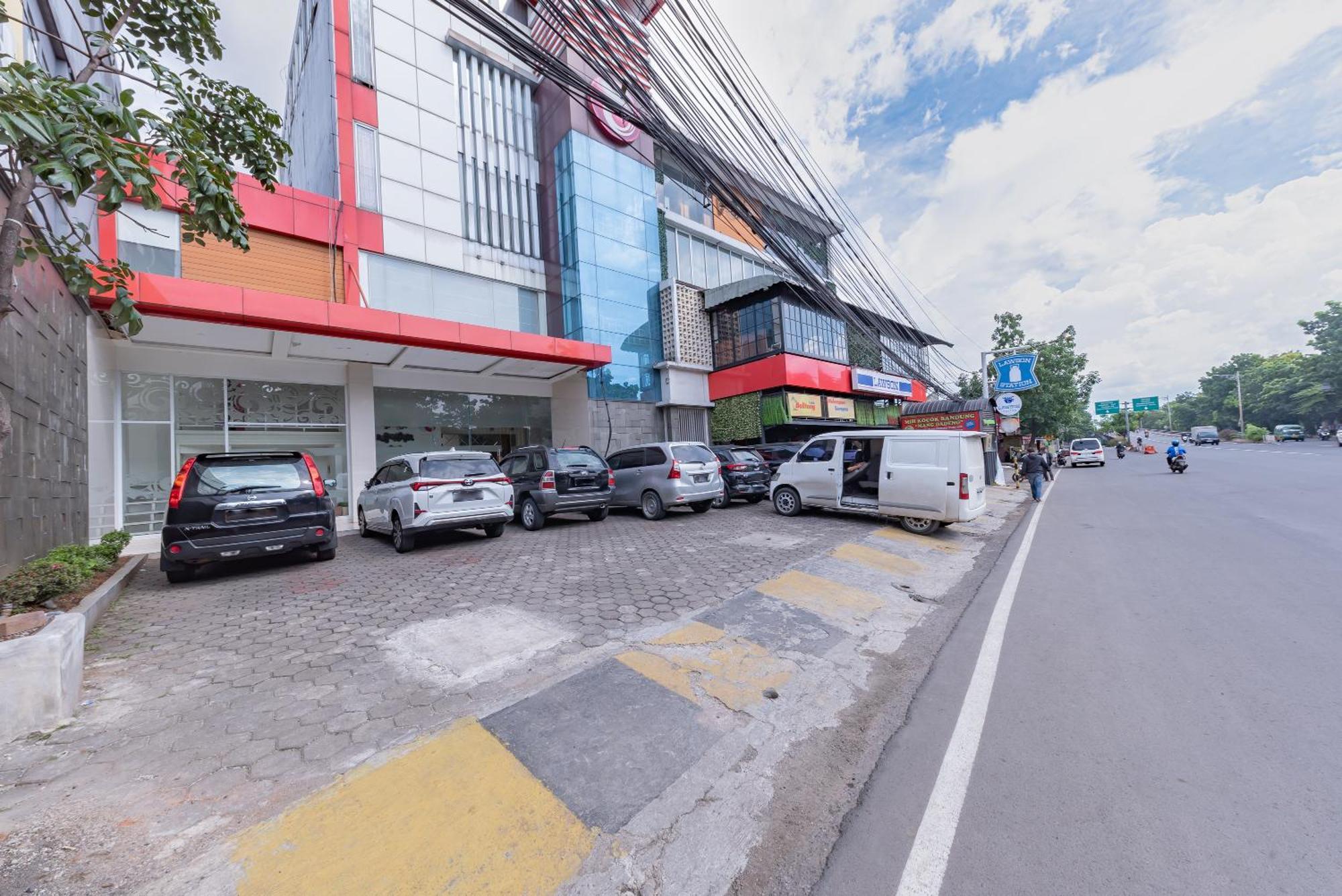 Sans Hotel Diemdi Kiaracondoong Bandung Exteriör bild
